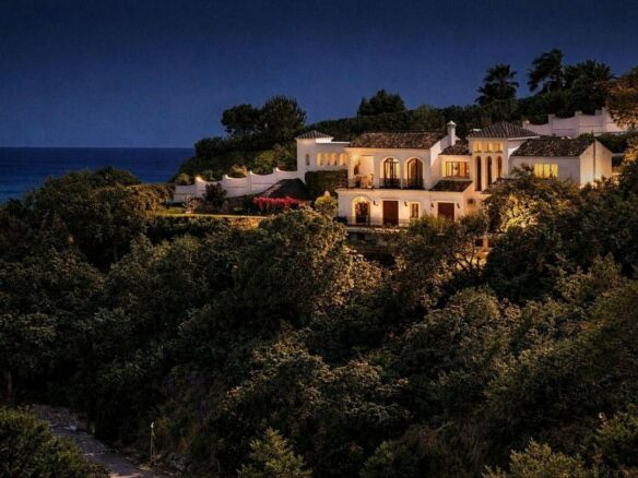 Renovated Andalusian villa with sea views on a large plot in Monte Mayor, Benahavis