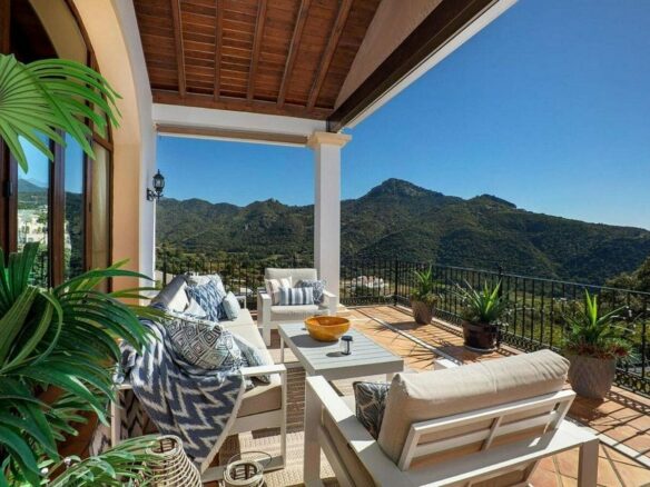 Renovated Andalusian villa with sea views on a large plot in Monte Mayor, Benahavis