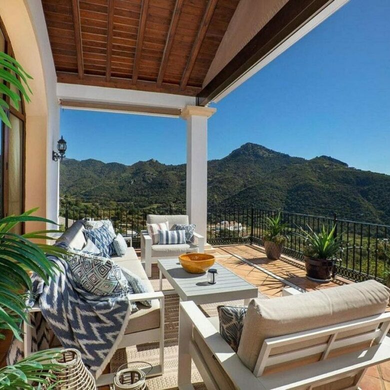 Renovated Andalusian villa with sea views on a large plot in Monte Mayor, Benahavis