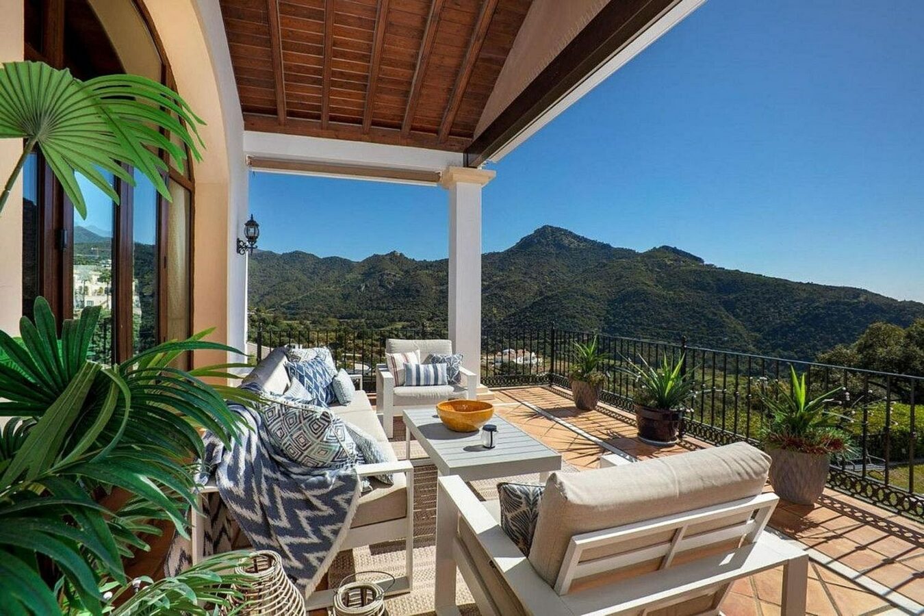 Renovated Andalusian villa with sea views on a large plot in Monte Mayor, Benahavis