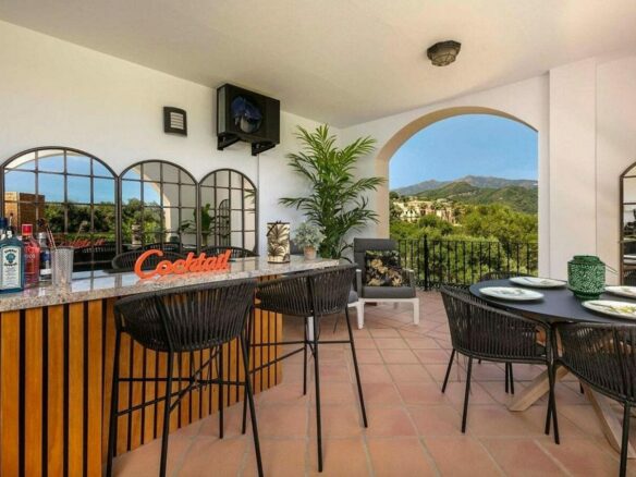 Renovated Andalusian villa with sea views on a large plot in Monte Mayor, Benahavis