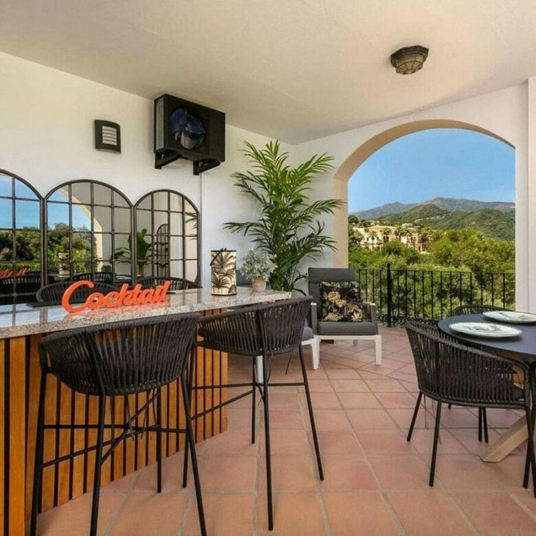 Renovated Andalusian villa with sea views on a large plot in Monte Mayor, Benahavis