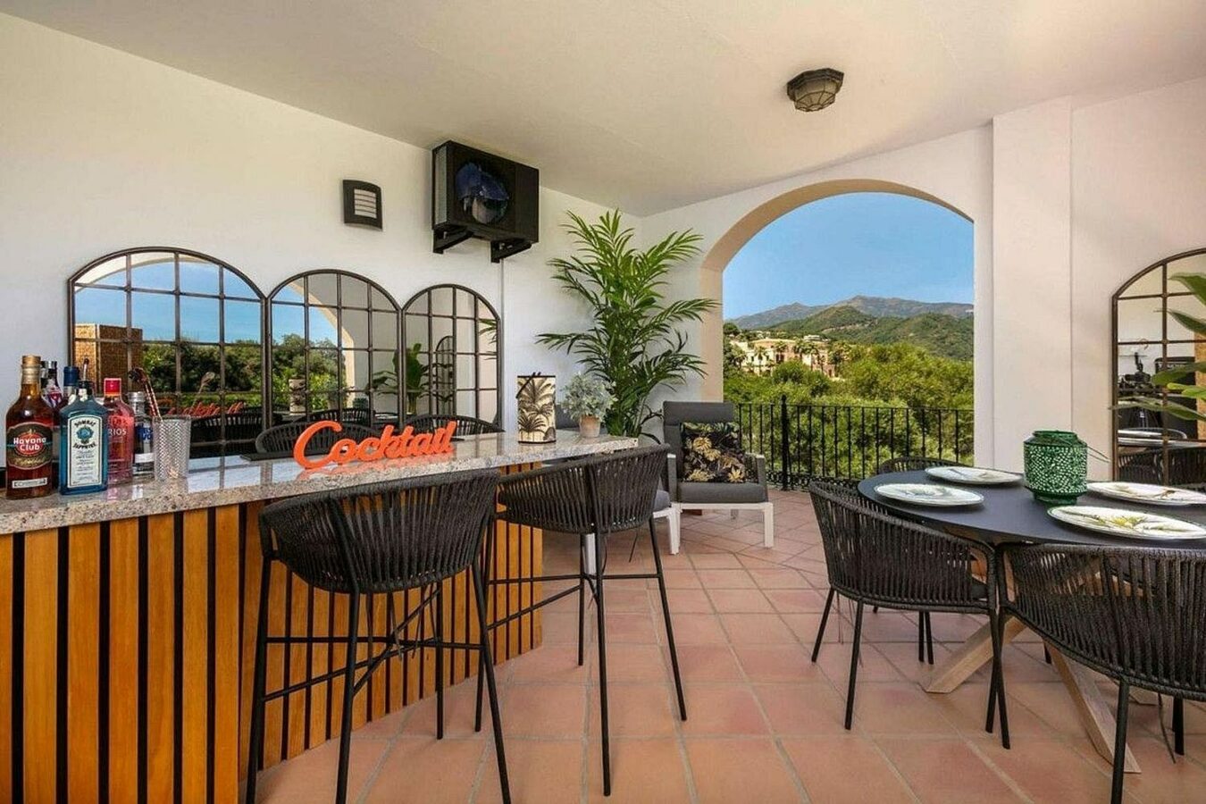 Renovated Andalusian villa with sea views on a large plot in Monte Mayor, Benahavis