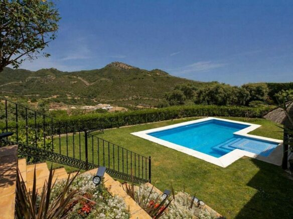 Renovated Andalusian villa with sea views on a large plot in Monte Mayor, Benahavis