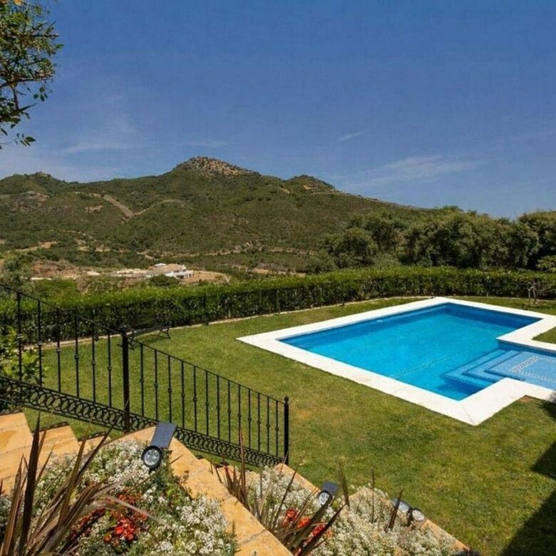 Renovated Andalusian villa with sea views on a large plot in Monte Mayor, Benahavis