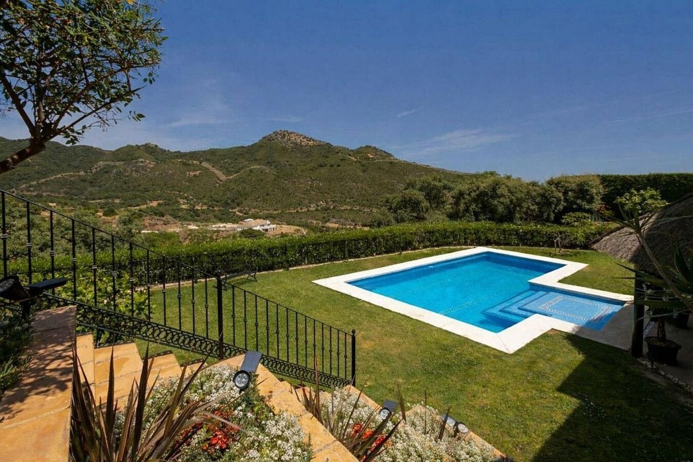 Renovated Andalusian villa with sea views on a large plot in Monte Mayor, Benahavis