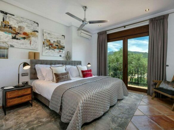 Renovated Andalusian villa with sea views on a large plot in Monte Mayor, Benahavis