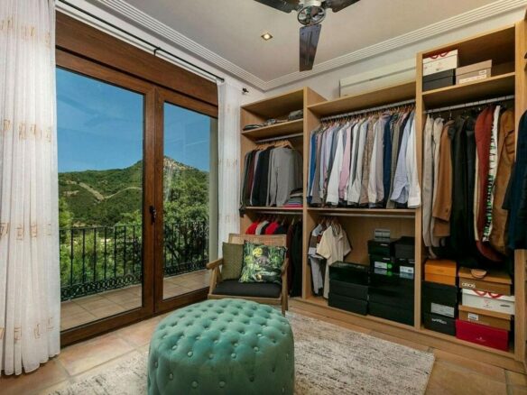 Renovated Andalusian villa with sea views on a large plot in Monte Mayor, Benahavis