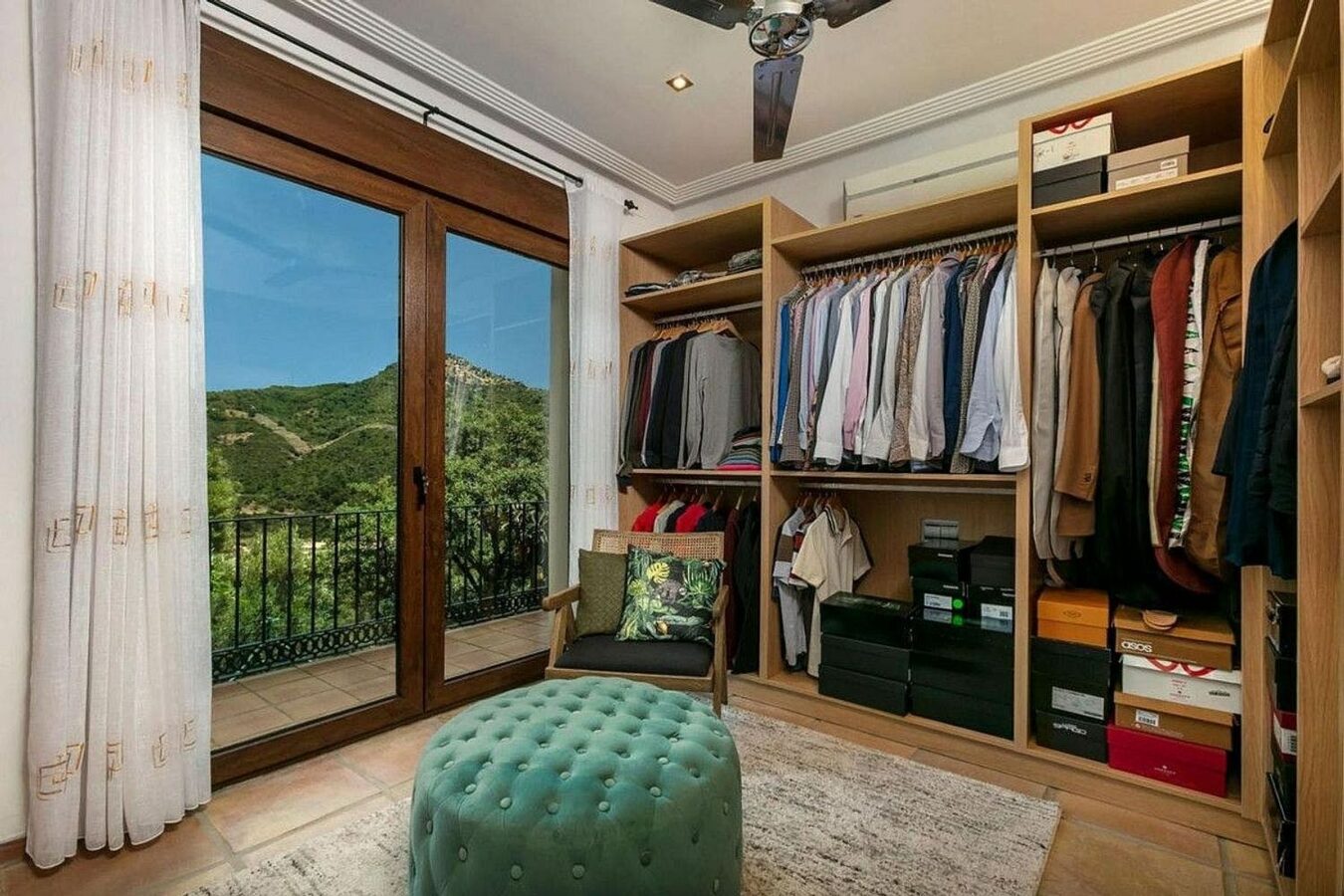 Renovated Andalusian villa with sea views on a large plot in Monte Mayor, Benahavis