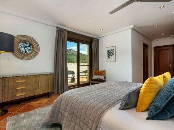 Renovated Andalusian villa with sea views on a large plot in Monte Mayor, Benahavis