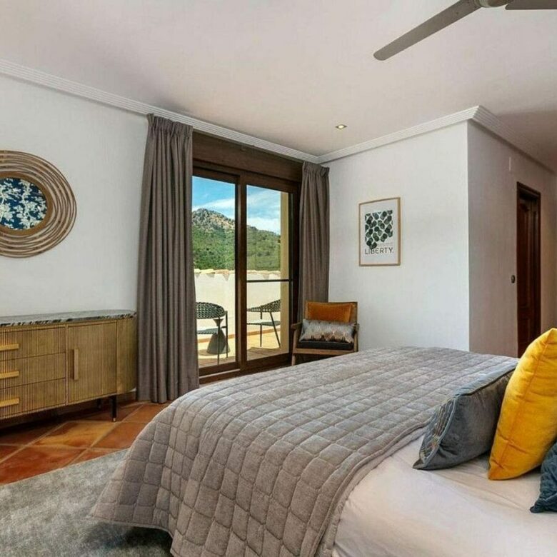 Renovated Andalusian villa with sea views on a large plot in Monte Mayor, Benahavis
