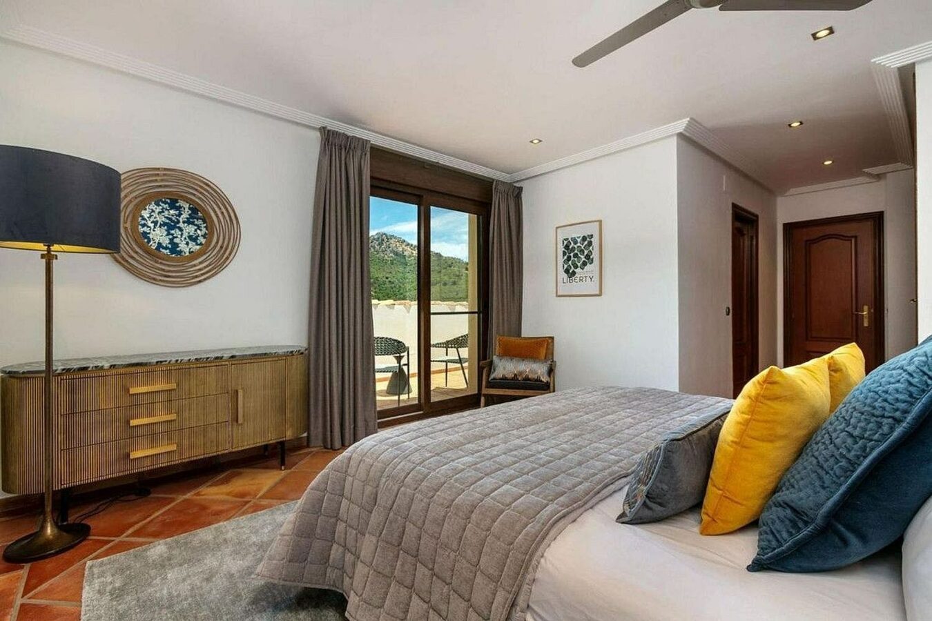 Renovated Andalusian villa with sea views on a large plot in Monte Mayor, Benahavis