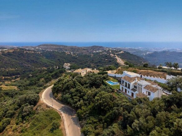 Renovated Andalusian villa with sea views on a large plot in Monte Mayor, Benahavis