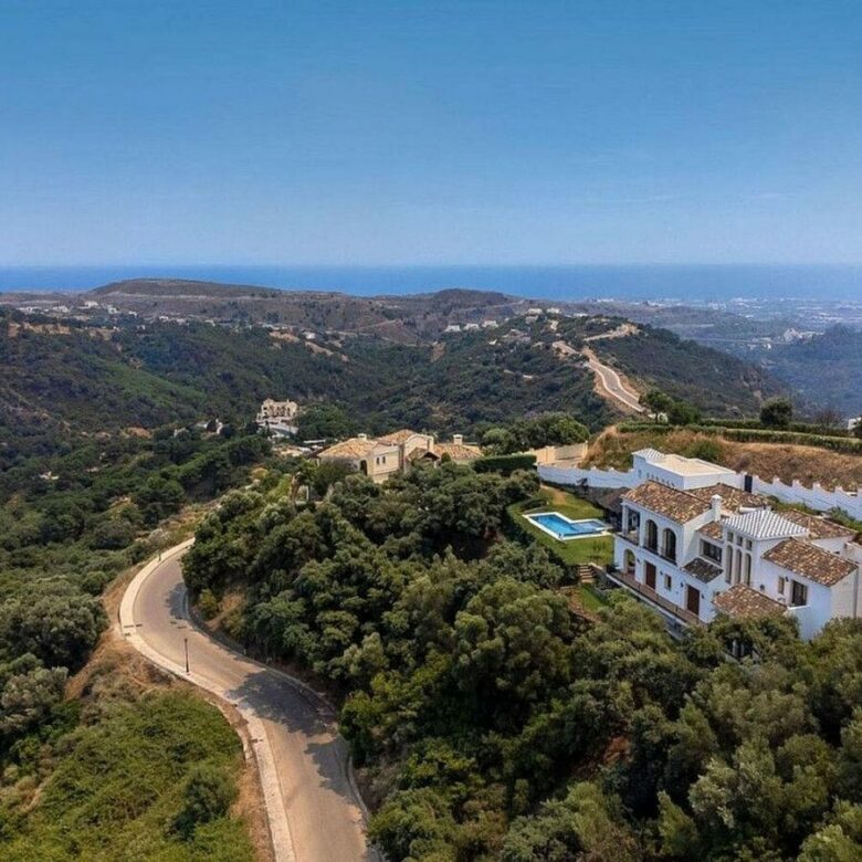 Renovated Andalusian villa with sea views on a large plot in Monte Mayor, Benahavis