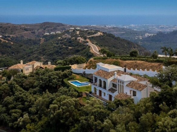 Renovated Andalusian villa with sea views on a large plot in Monte Mayor, Benahavis