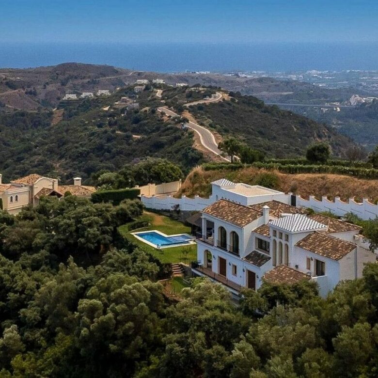 Renovated Andalusian villa with sea views on a large plot in Monte Mayor, Benahavis