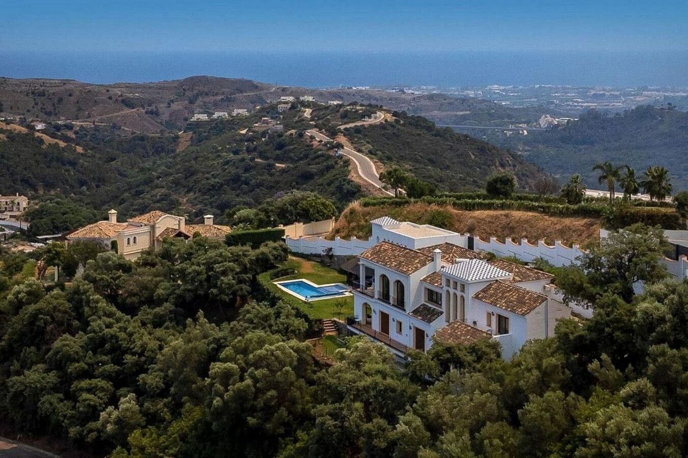 Renovated Andalusian villa with sea views on a large plot in Monte Mayor, Benahavis