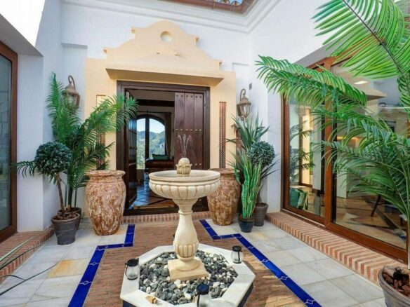 Renovated Andalusian villa with sea views on a large plot in Monte Mayor, Benahavis
