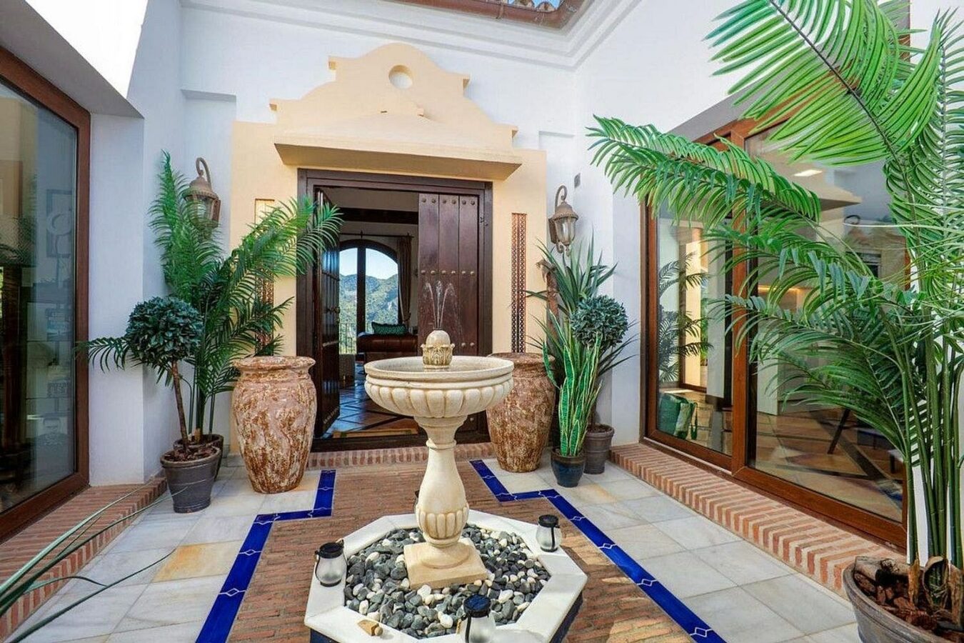 Renovated Andalusian villa with sea views on a large plot in Monte Mayor, Benahavis