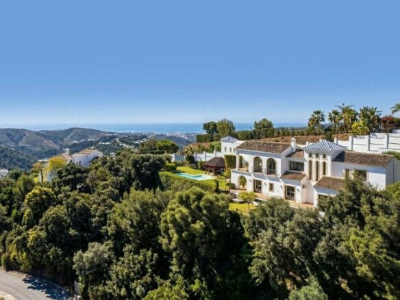 Renovated Andalusian villa with sea views on a large plot in Monte Mayor, Benahavis