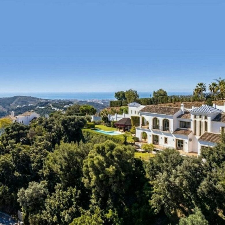 Renovated Andalusian villa with sea views on a large plot in Monte Mayor, Benahavis