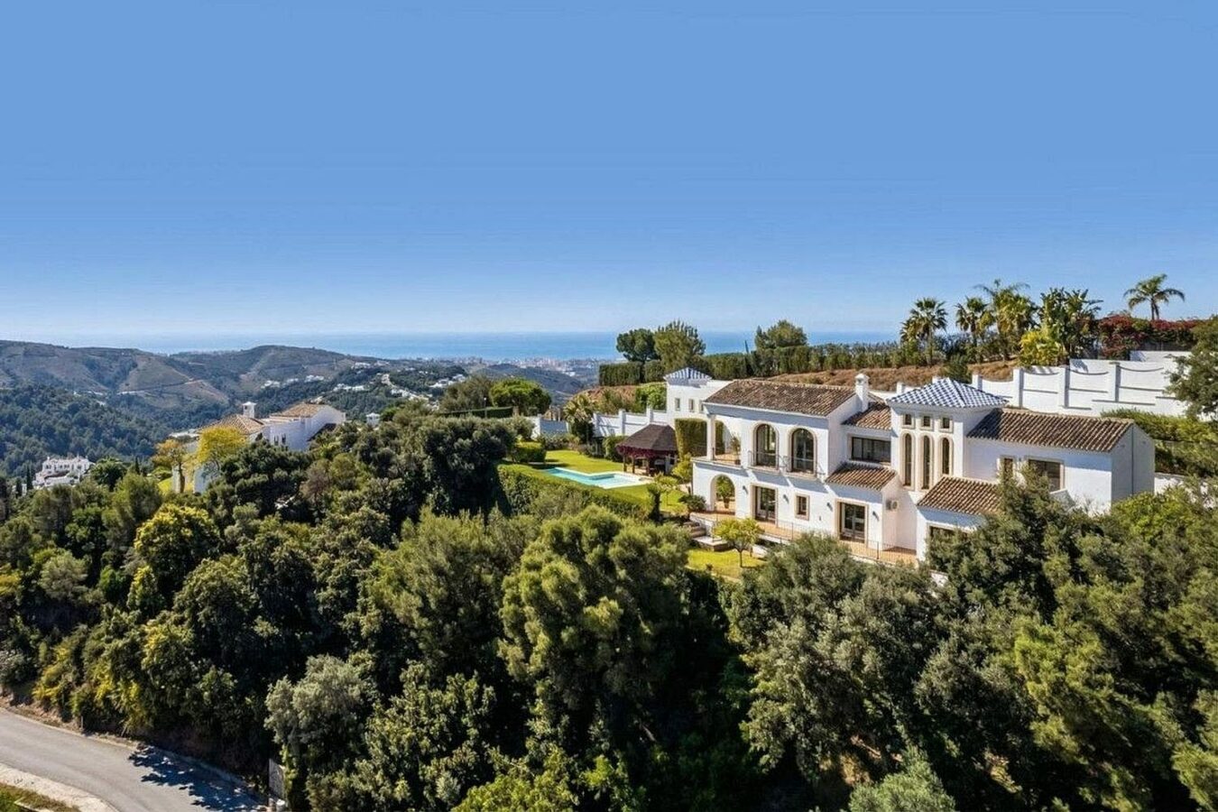 Renovated Andalusian villa with sea views on a large plot in Monte Mayor, Benahavis