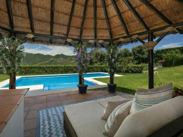 Renovated Andalusian villa with sea views on a large plot in Monte Mayor, Benahavis