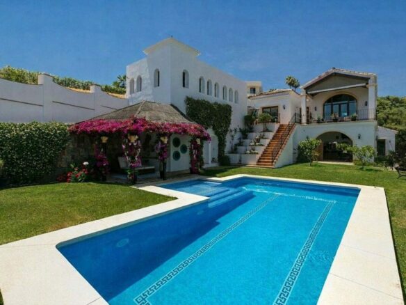 Renovated Andalusian villa with sea views on a large plot in Monte Mayor, Benahavis