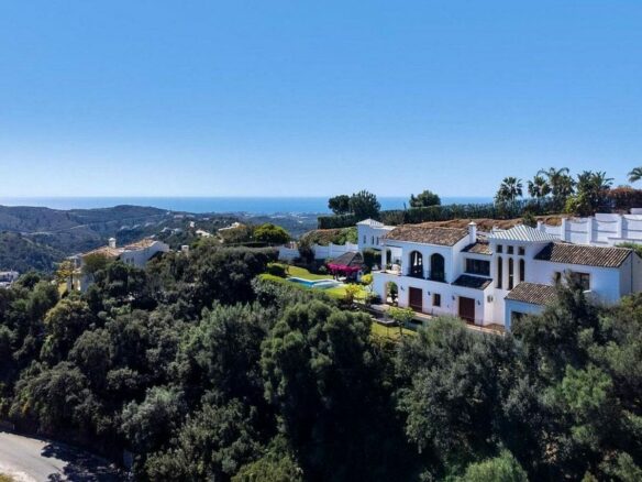 Renovated Andalusian villa with sea views on a large plot in Monte Mayor, Benahavis