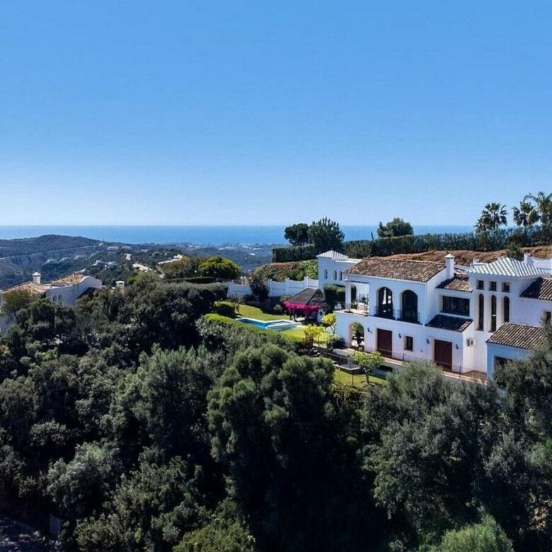 Renovated Andalusian villa with sea views on a large plot in Monte Mayor, Benahavis