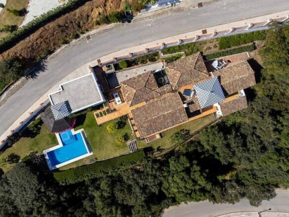 Renovated Andalusian villa with sea views on a large plot in Monte Mayor, Benahavis