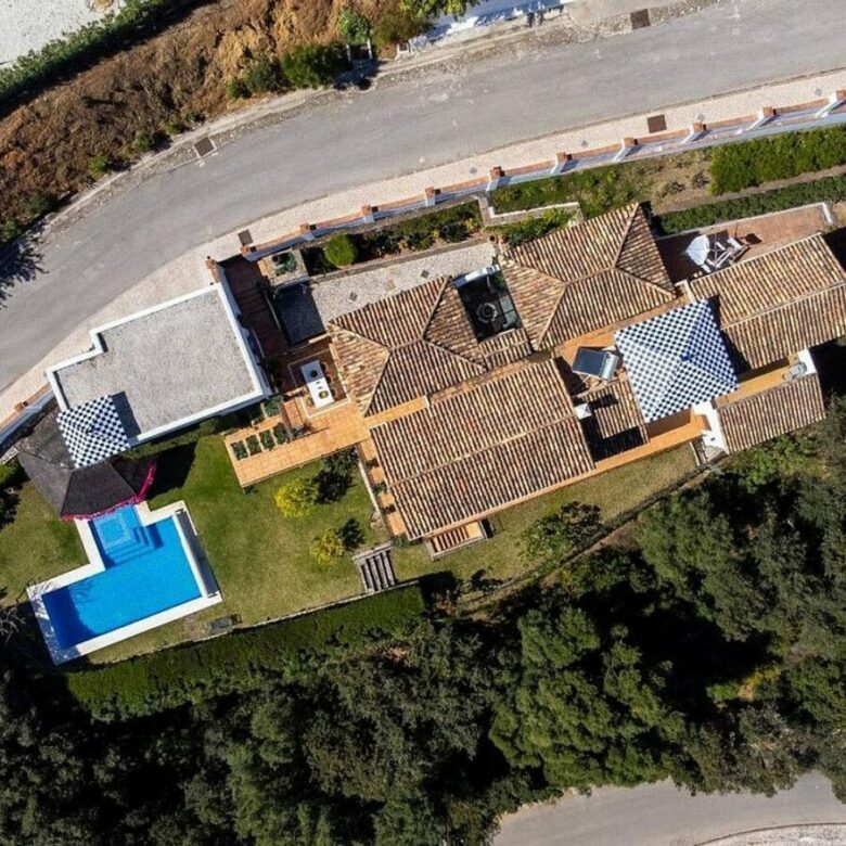Renovated Andalusian villa with sea views on a large plot in Monte Mayor, Benahavis