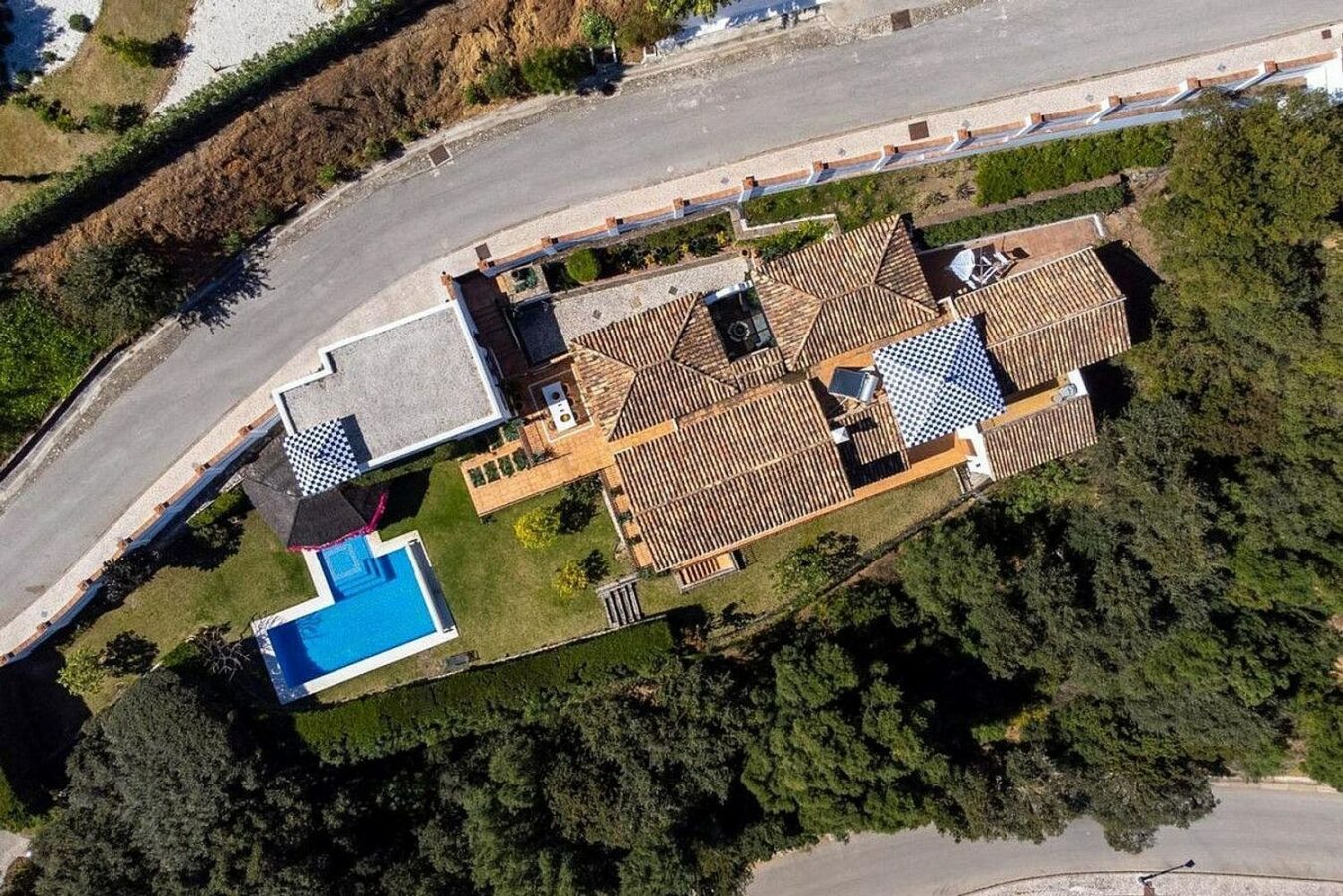 Renovated Andalusian villa with sea views on a large plot in Monte Mayor, Benahavis