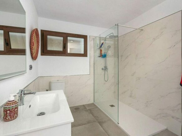 Renovated Andalusian villa with sea views on a large plot in Monte Mayor, Benahavis