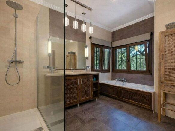 Renovated Andalusian villa with sea views on a large plot in Monte Mayor, Benahavis