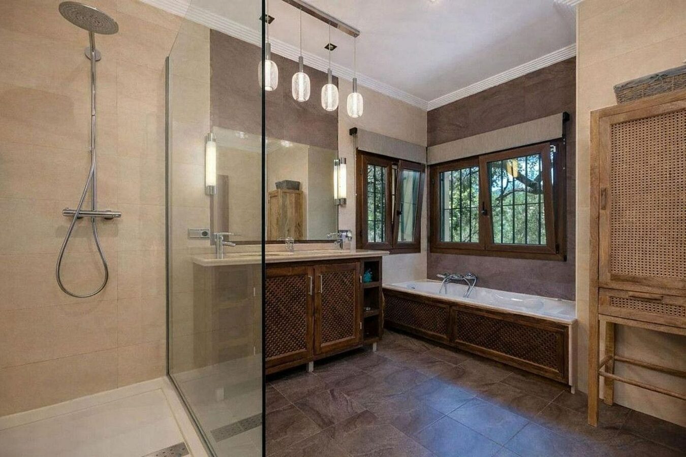 Renovated Andalusian villa with sea views on a large plot in Monte Mayor, Benahavis