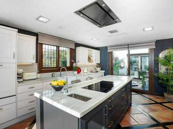 Renovated Andalusian villa with sea views on a large plot in Monte Mayor, Benahavis