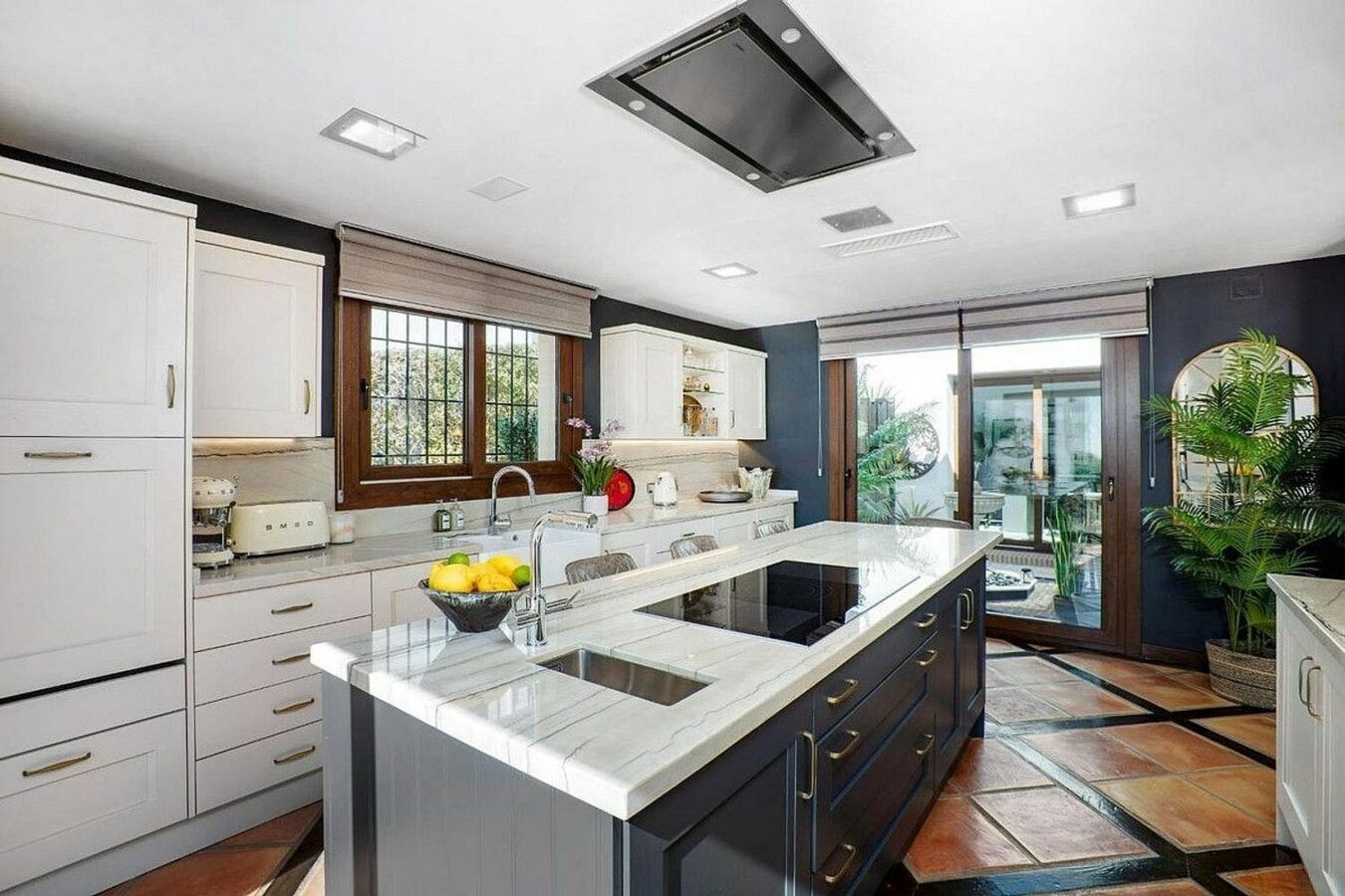 Renovated Andalusian villa with sea views on a large plot in Monte Mayor, Benahavis