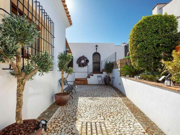 Renovated Andalusian villa with sea views on a large plot in Monte Mayor, Benahavis