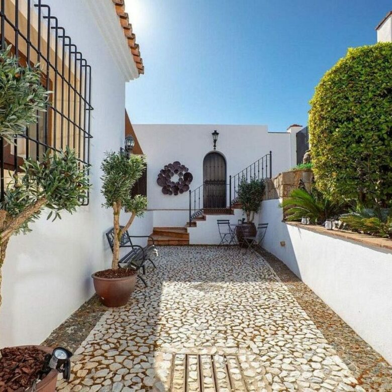Renovated Andalusian villa with sea views on a large plot in Monte Mayor, Benahavis