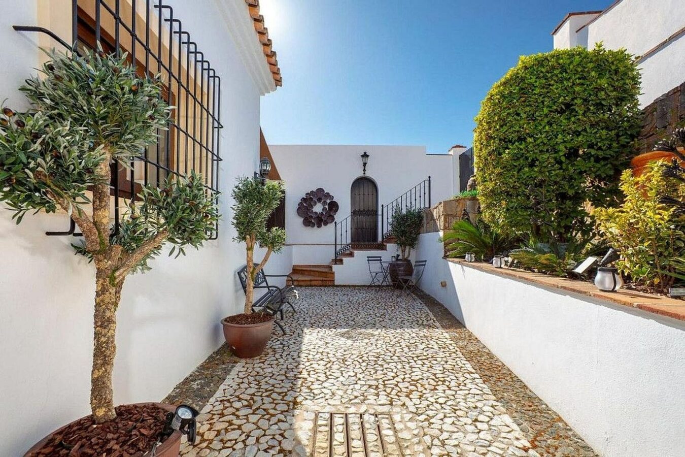 Renovated Andalusian villa with sea views on a large plot in Monte Mayor, Benahavis