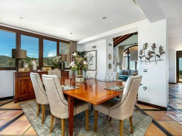 Renovated Andalusian villa with sea views on a large plot in Monte Mayor, Benahavis