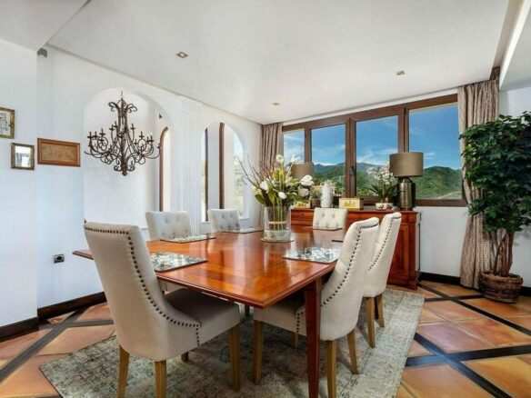 Renovated Andalusian villa with sea views on a large plot in Monte Mayor, Benahavis