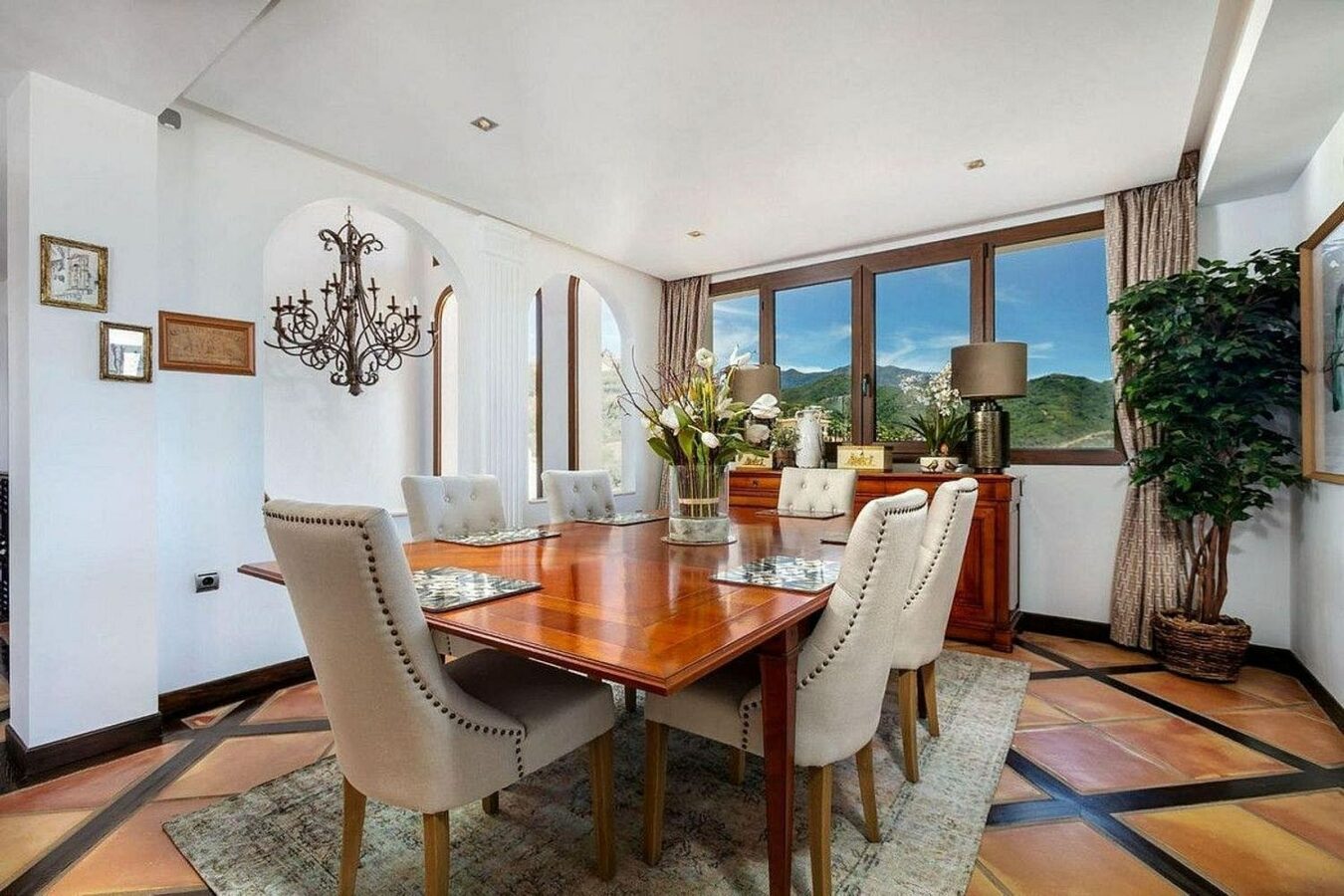 Renovated Andalusian villa with sea views on a large plot in Monte Mayor, Benahavis