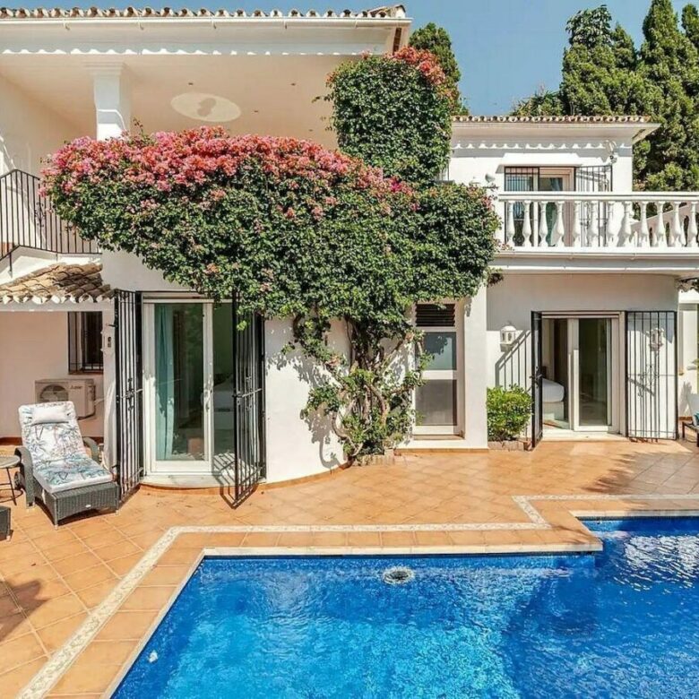 FOR SALE 🏡 Andalusian Villa with Private Pool and Garden – Nagüeles, Marbella 🇪🇸