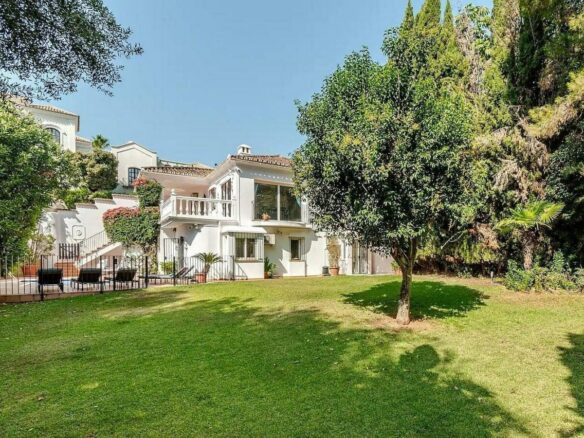 Andalusian villa with private pool and garden Nagueles Marbella
