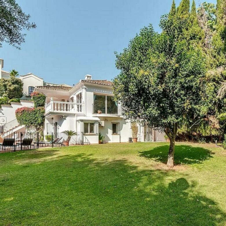 Andalusian villa with private pool and garden Nagueles Marbella