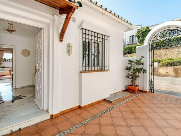 Andalusian villa with private pool and garden Nagueles Marbella