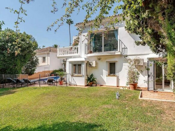 Andalusian villa with private pool and garden Nagueles Marbella