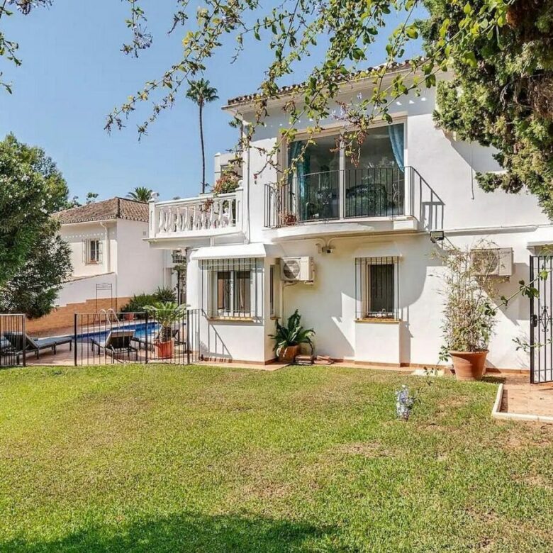 Andalusian villa with private pool and garden Nagueles Marbella